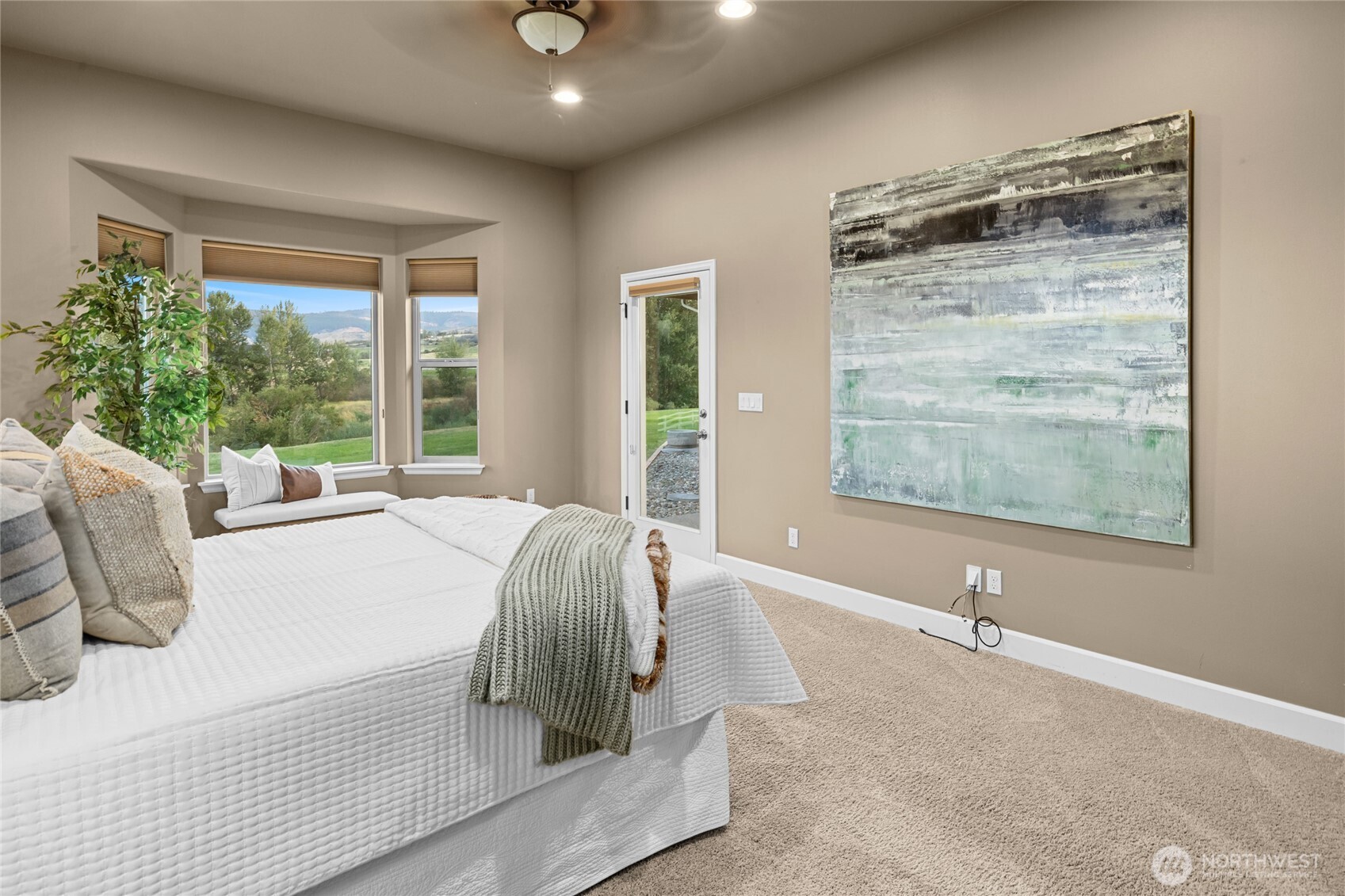 240 Majestic Heights Drive Property Photo 22