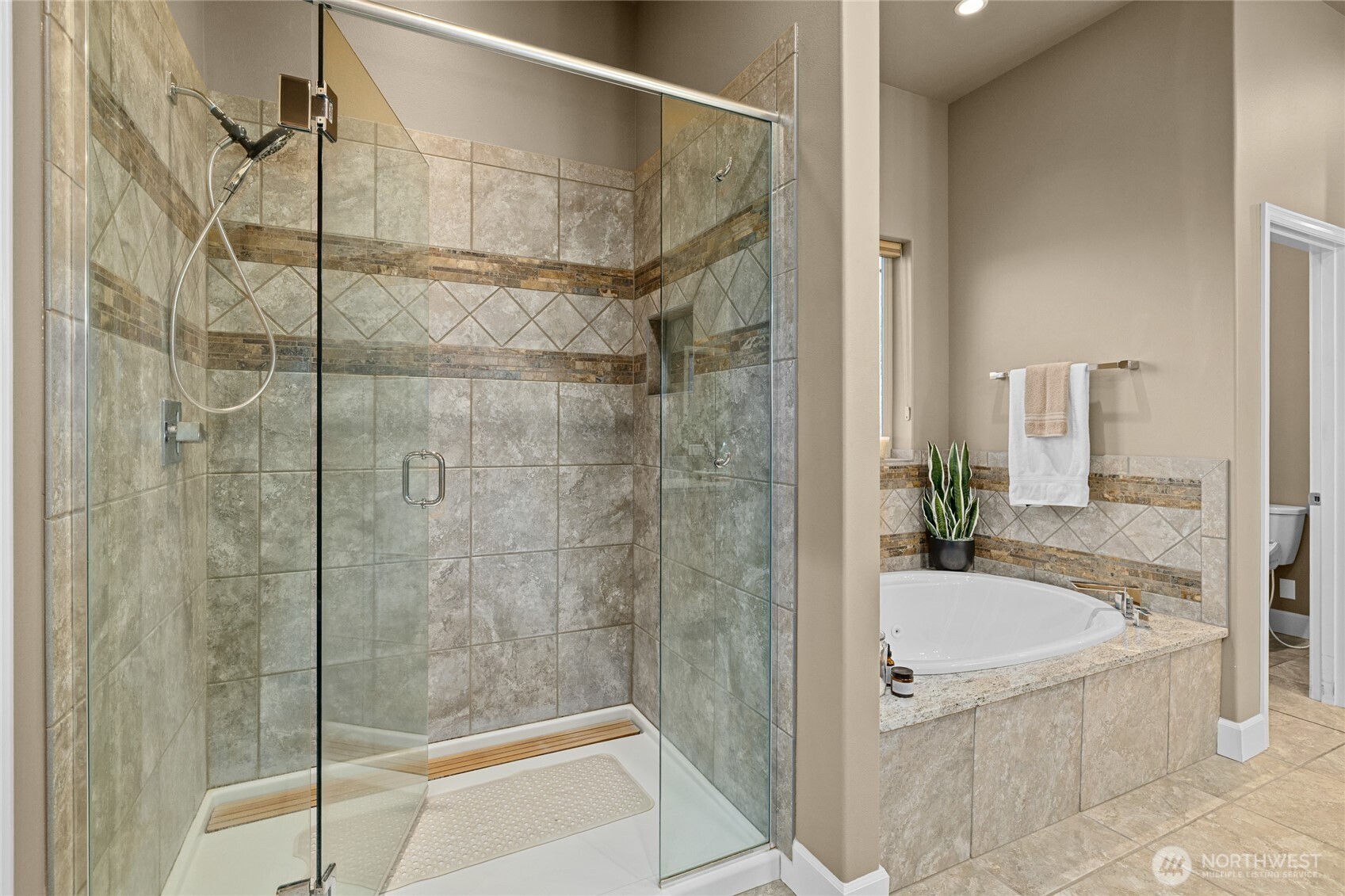 240 Majestic Heights Drive Property Photo 24