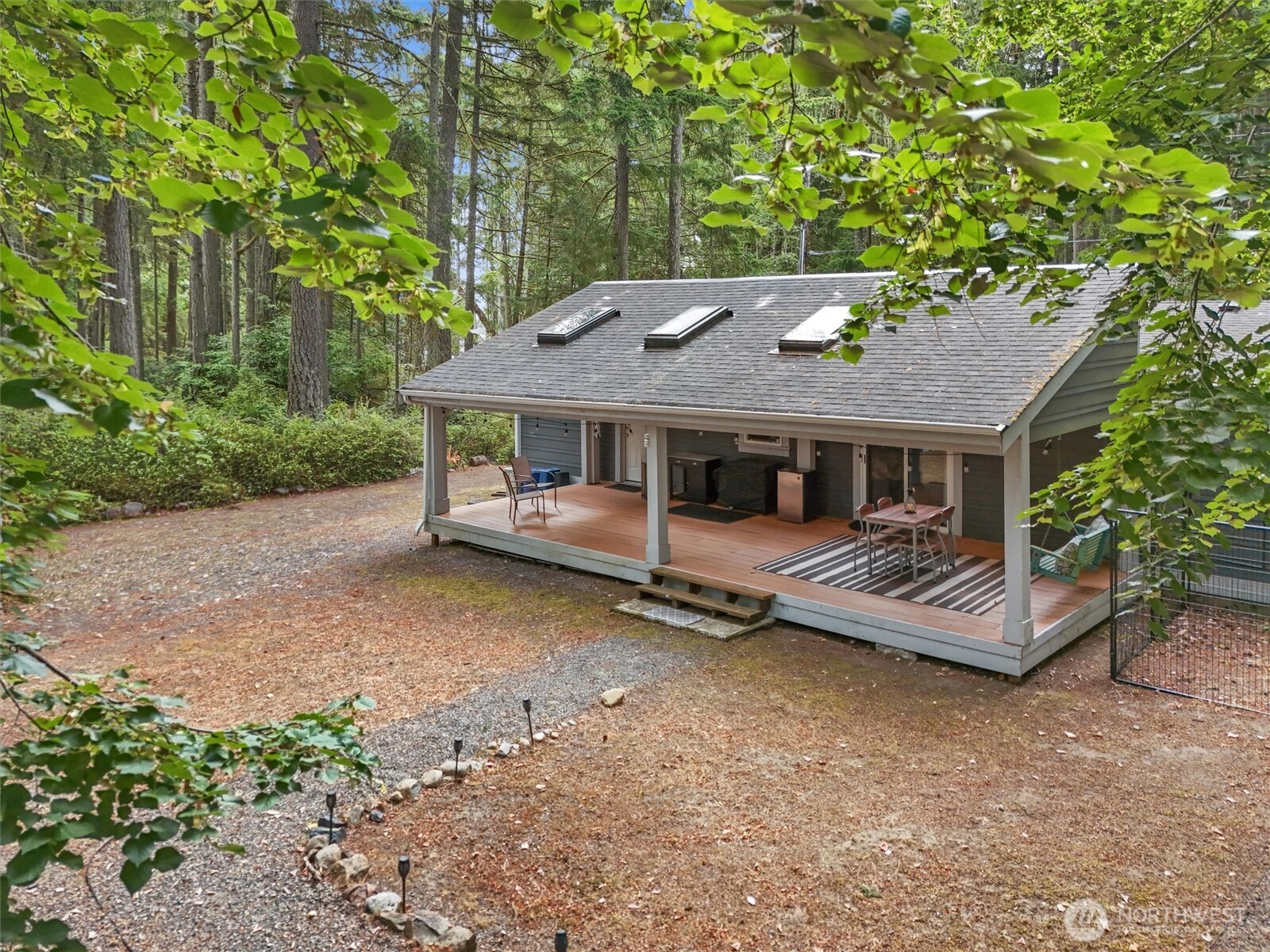 10517 Matthews Way Property Photo 5