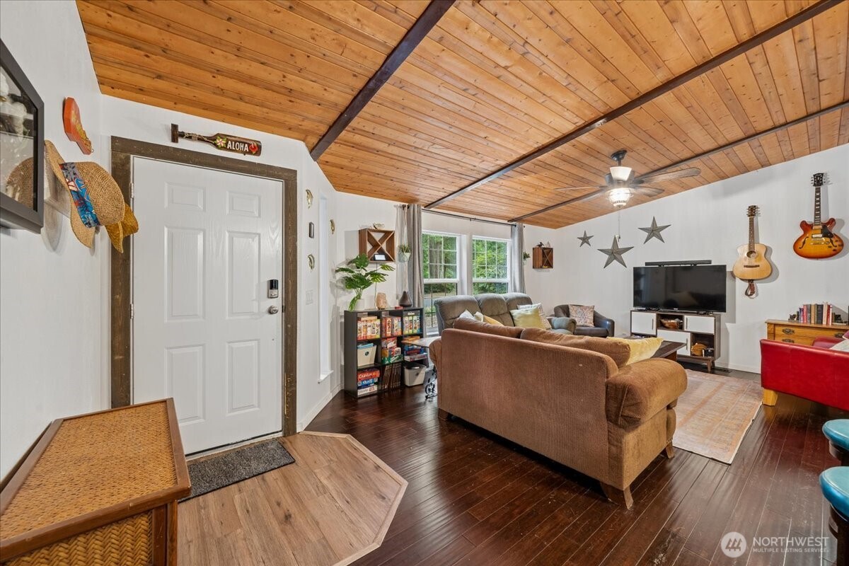 10517 Matthews Way Property Photo 11