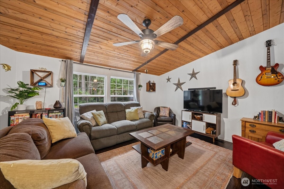 10517 Matthews Way Property Photo 12