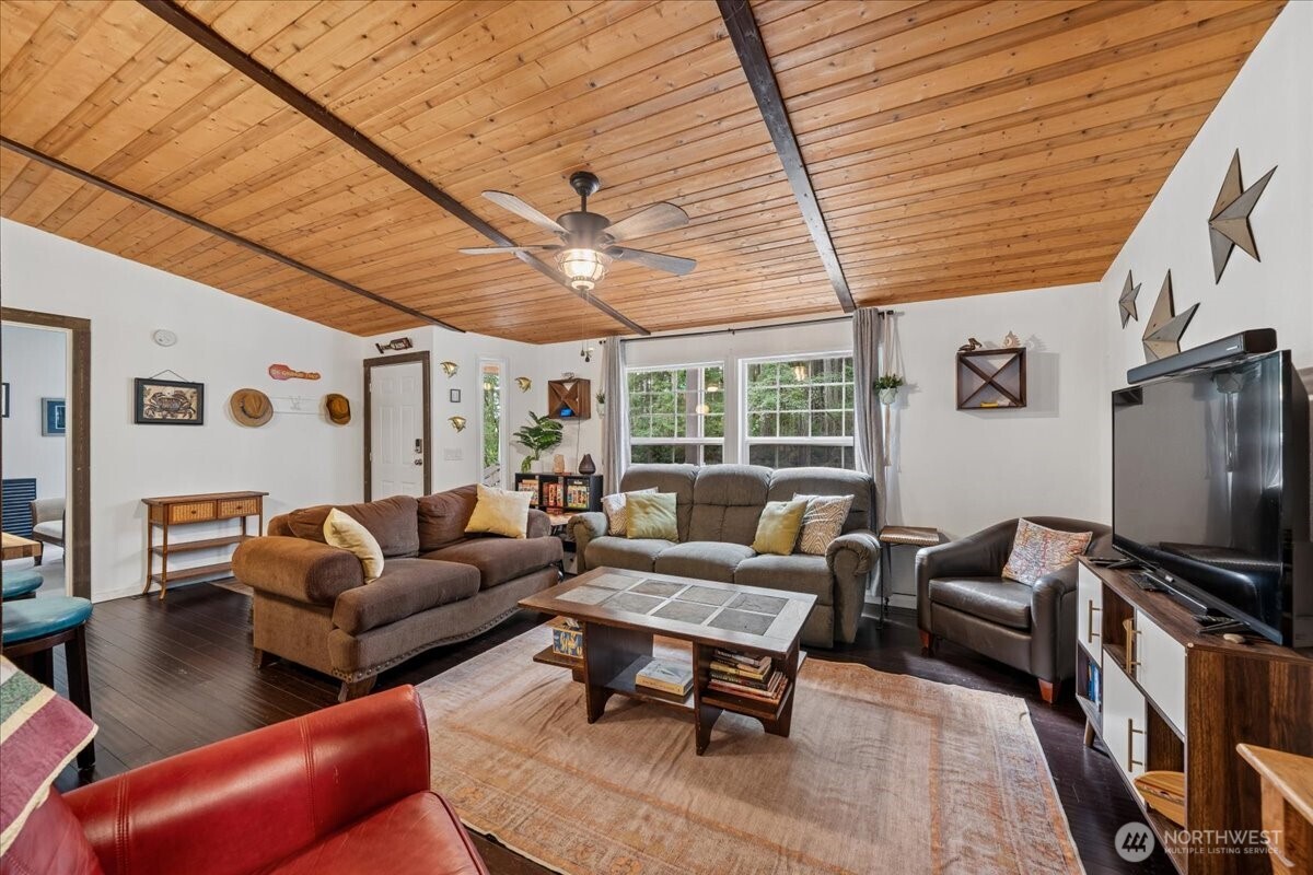 10517 Matthews Way Property Photo 13