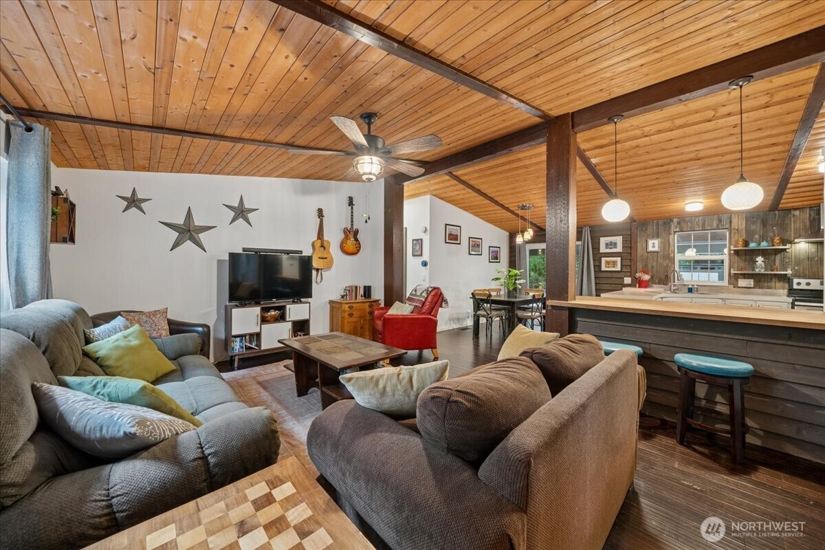 10517 Matthews Way Property Photo 14