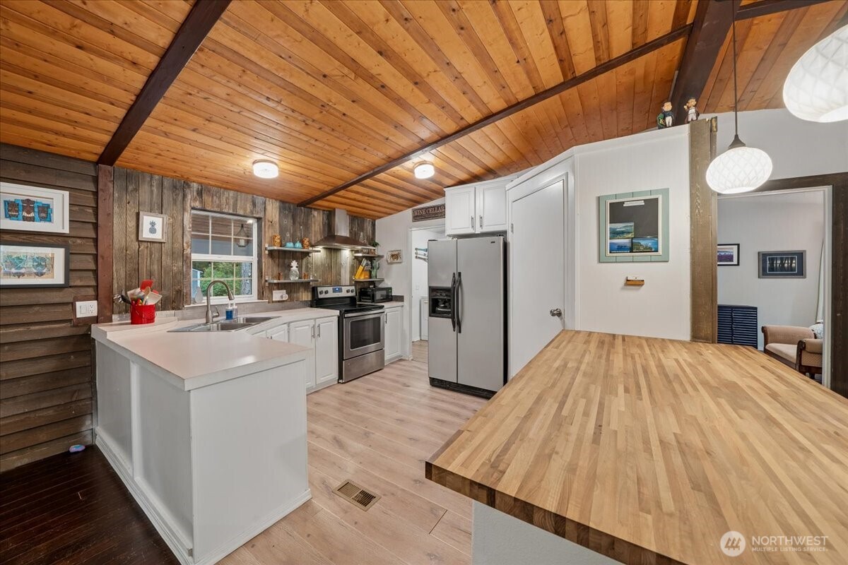 10517 Matthews Way Property Photo 19