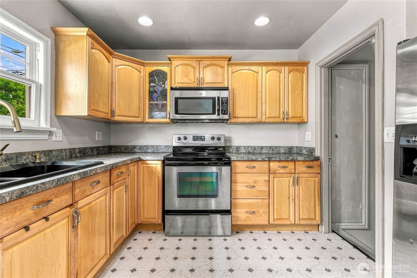 1002 Howard Street Property Photo 10