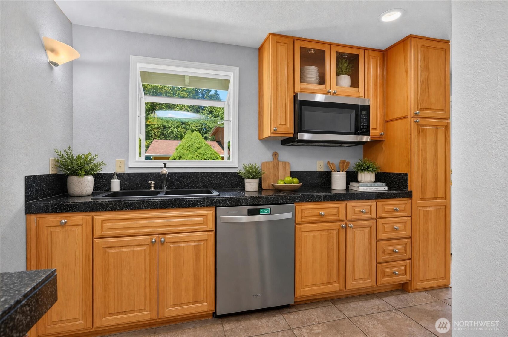 19232 Yew Way Property Photo 9