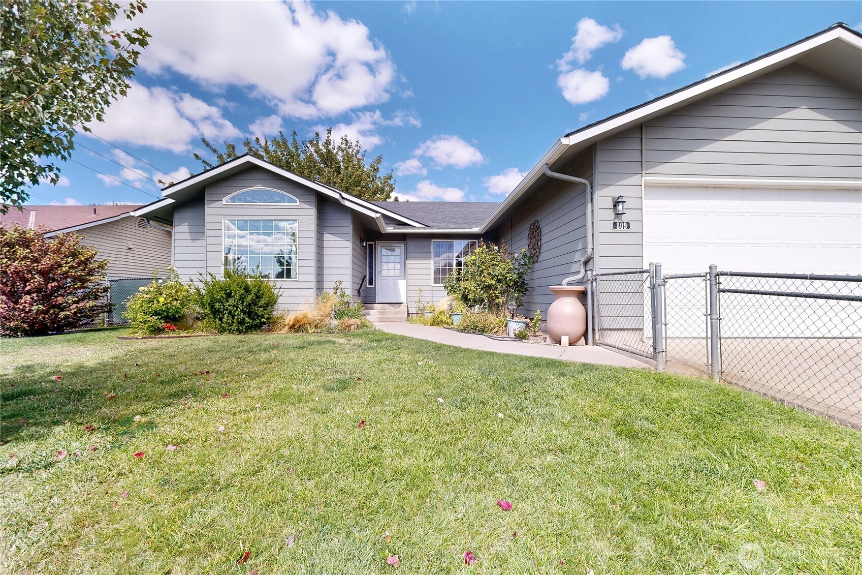 809 Se Tamarack Street Property Photo 1