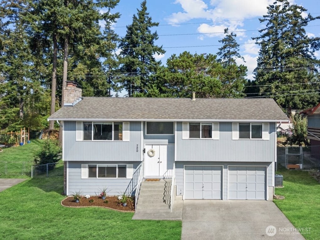 720 Nw Hyak Drive Property Photo 1