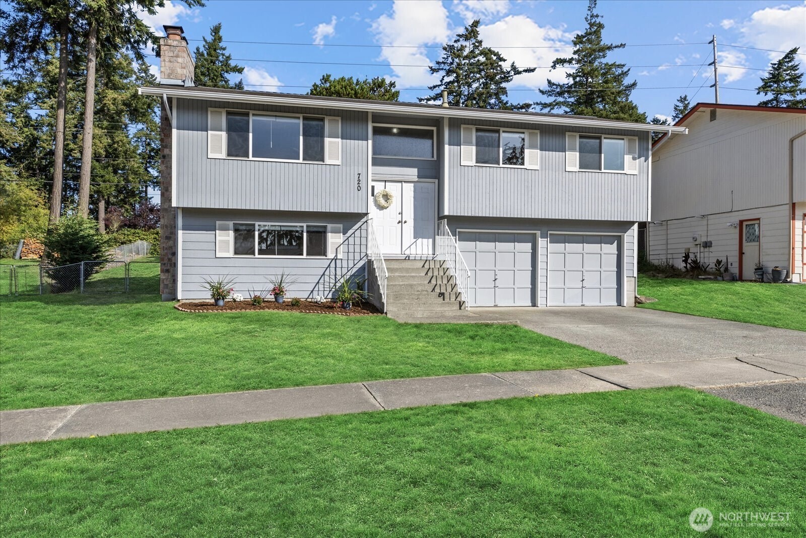 720 Nw Hyak Drive Property Photo 2