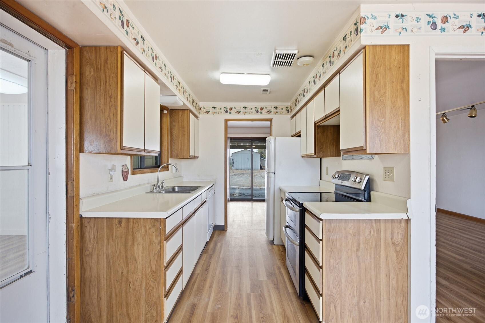 541 Castle Drive Property Photo 16