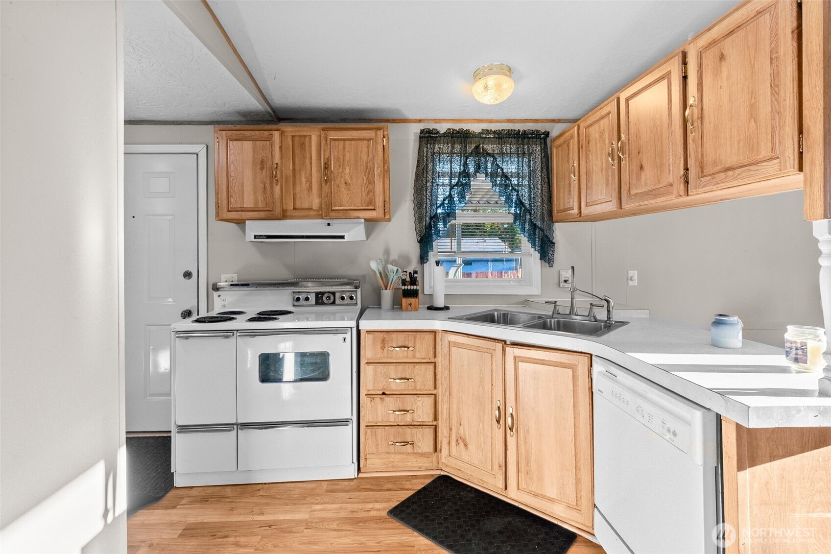 221 W Hemlock Court Property Photo 16