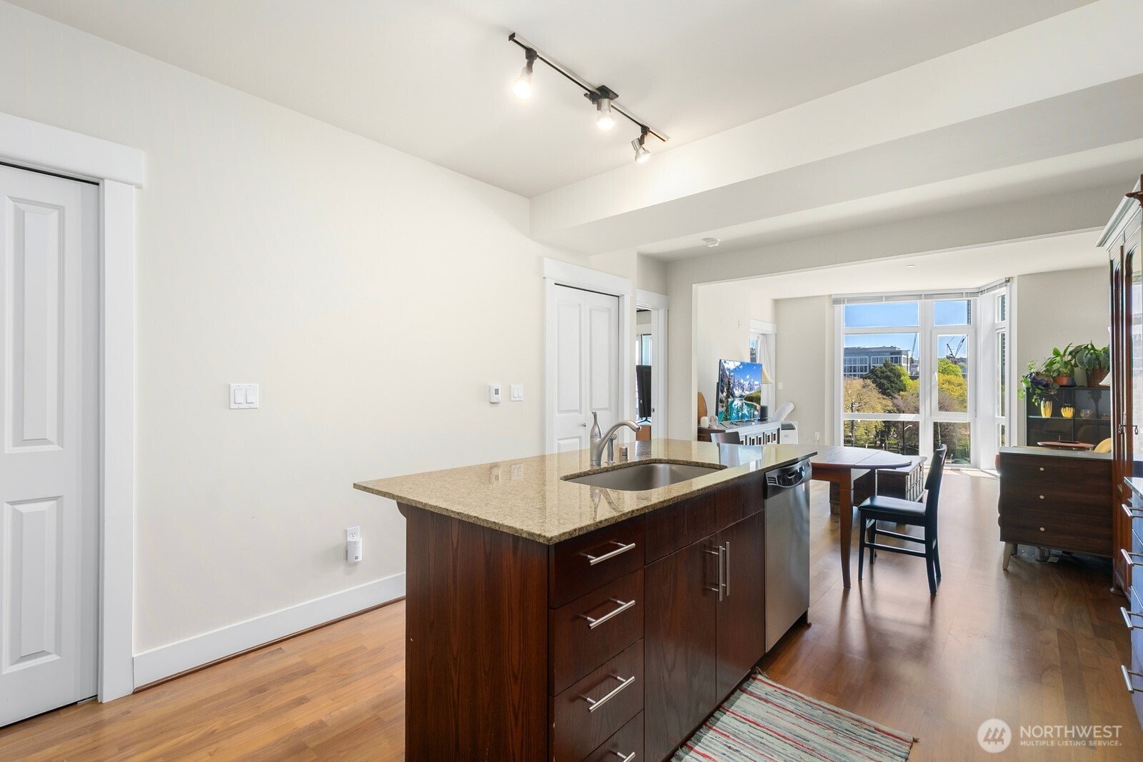 699 John Street 516 Property Photo 5