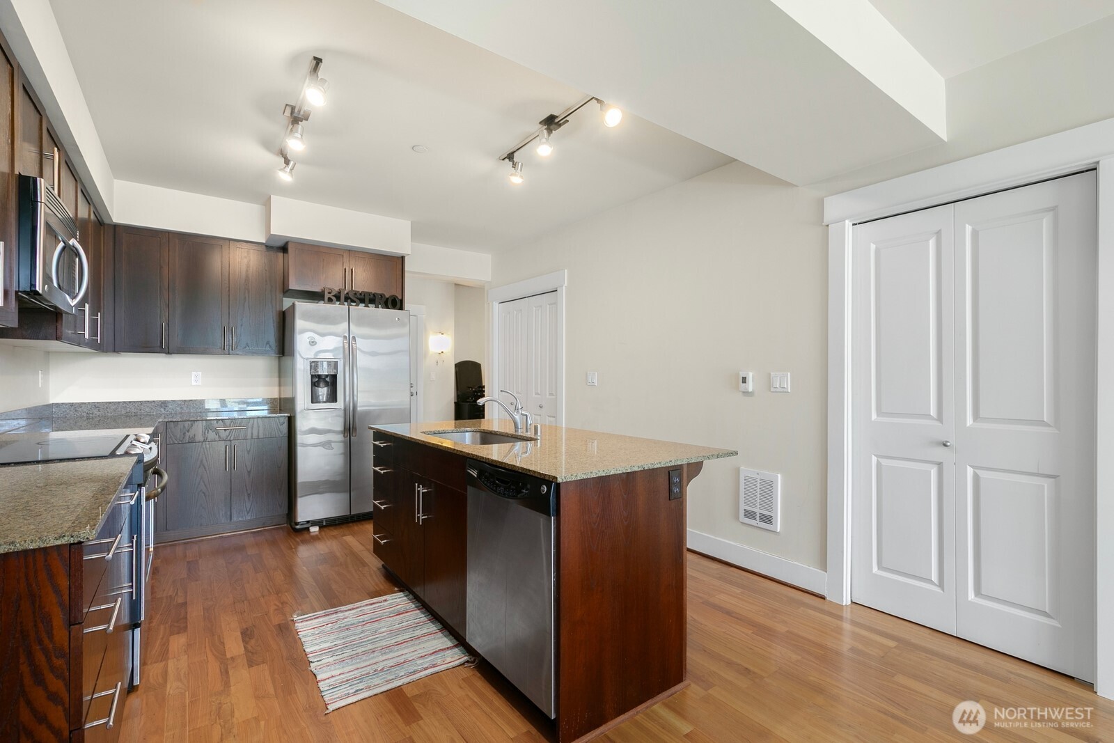 699 John Street 516 Property Photo 6