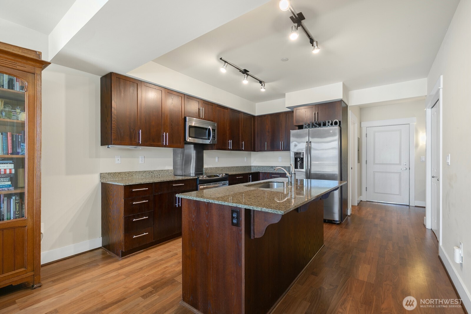 699 John Street 516 Property Photo 8