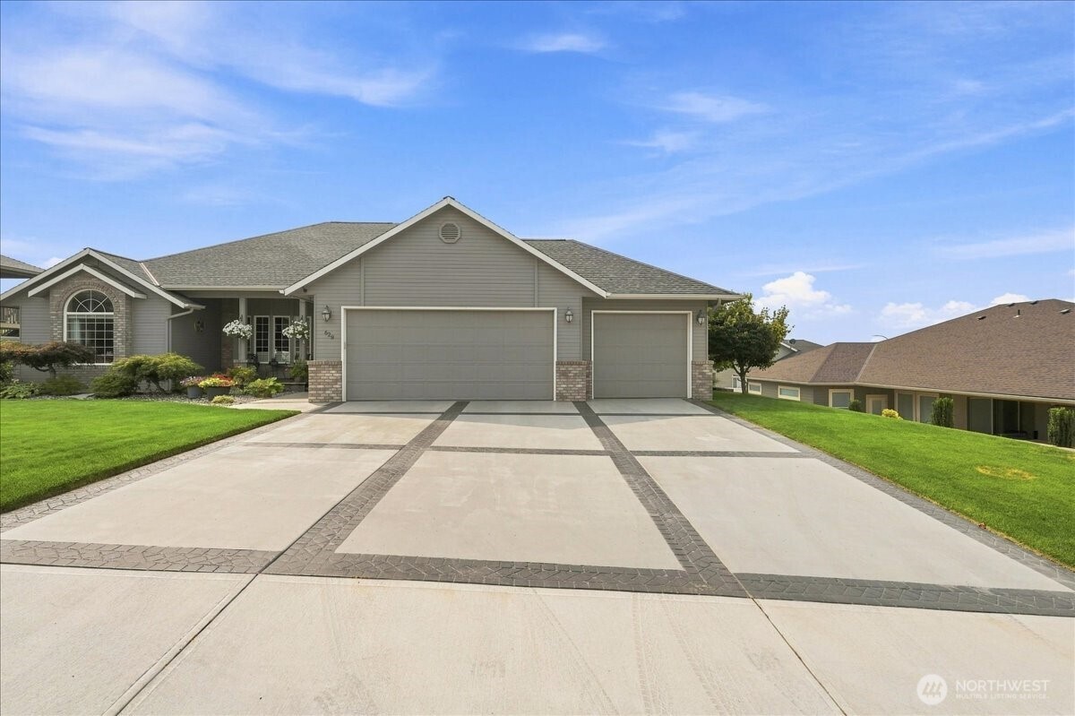 628 Briarwood Drive Property Photo 3
