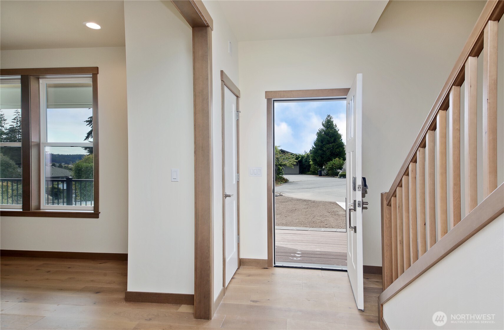2439 Cambridge Court Property Photo 6