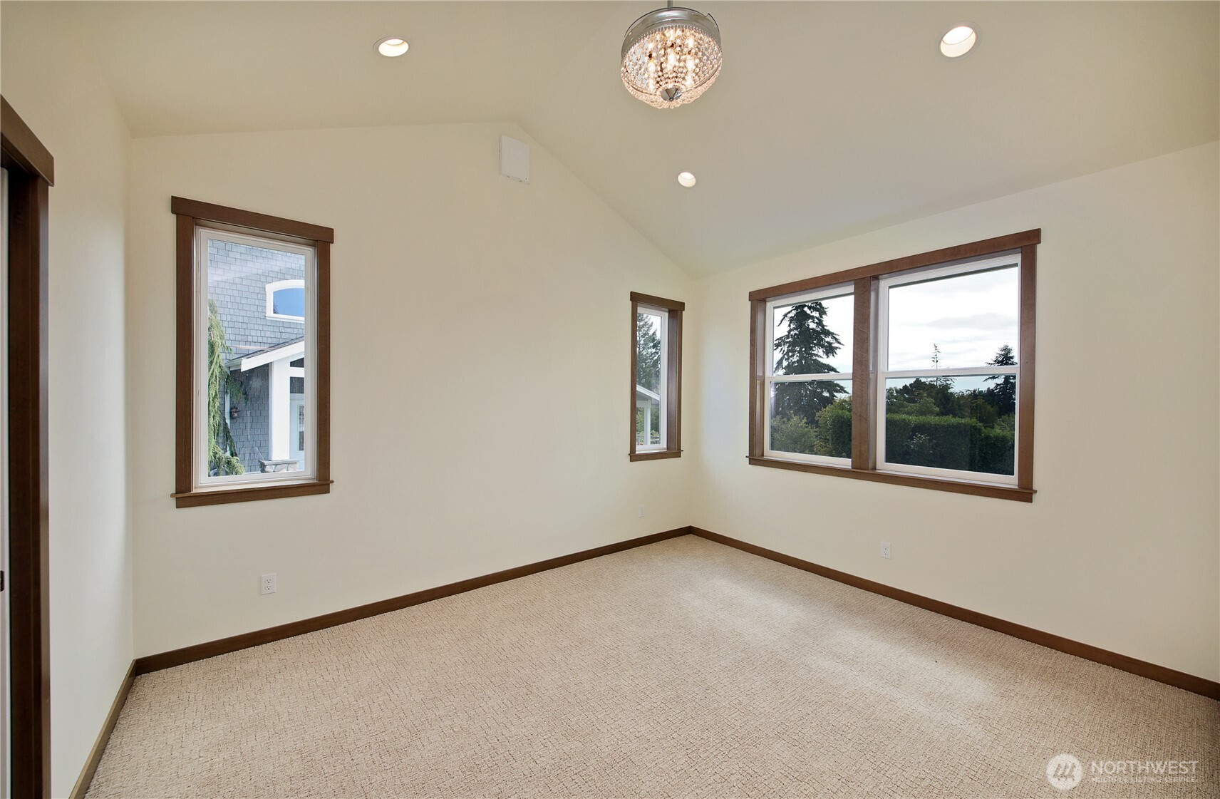 2439 Cambridge Court Property Photo 17