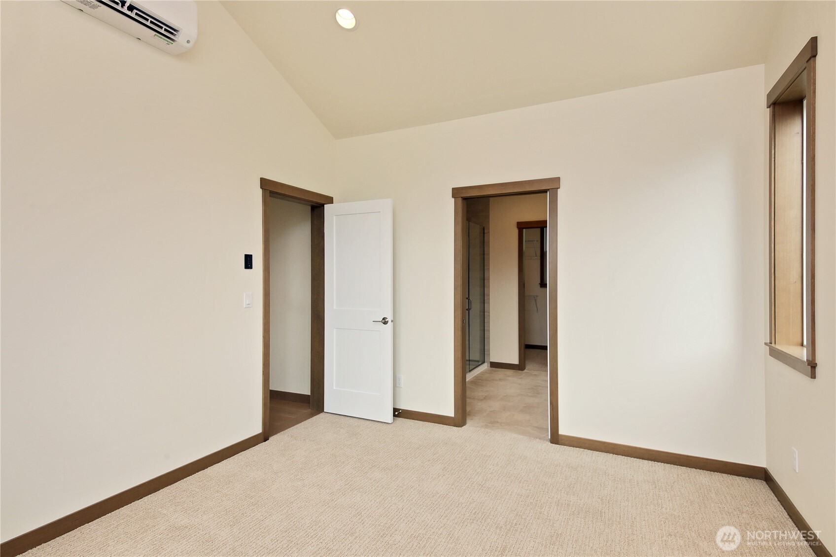 2439 Cambridge Court Property Photo 18