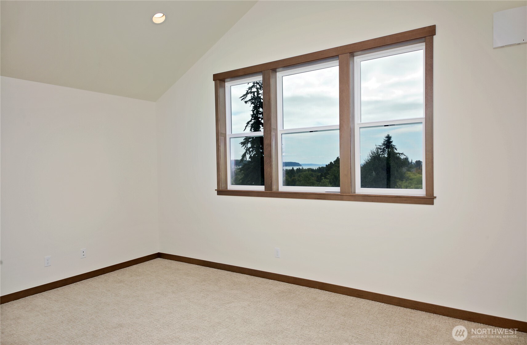 2439 Cambridge Court Property Photo 27