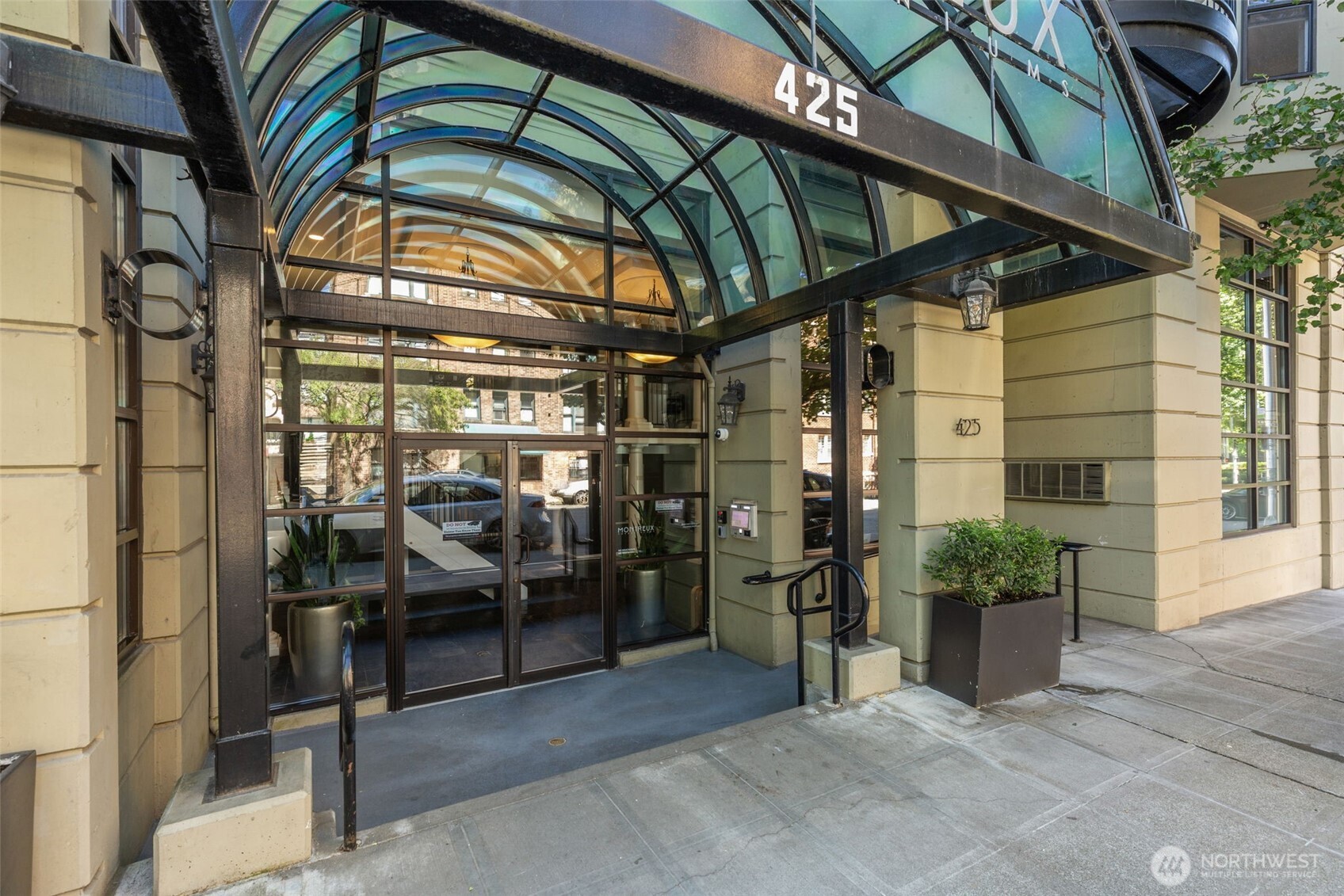 425 Vine Street 706 Property Photo 3