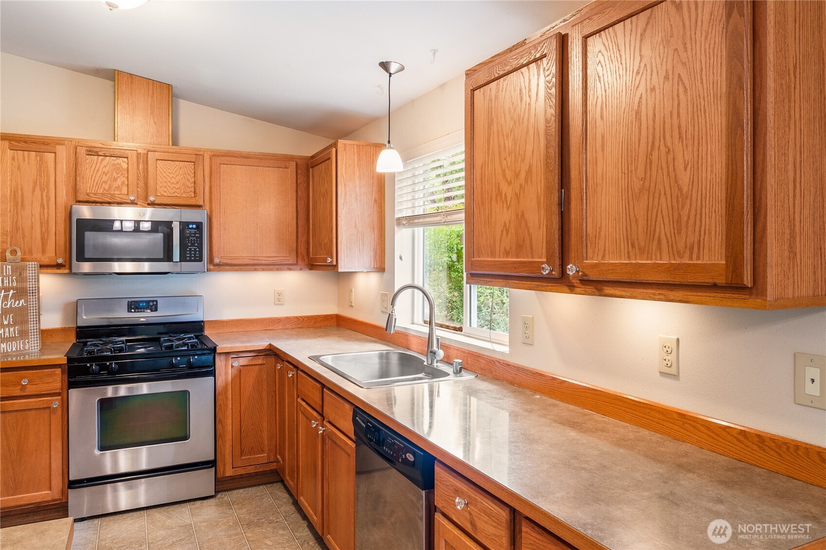 1011 E Sunset Hill Road Property Photo 11