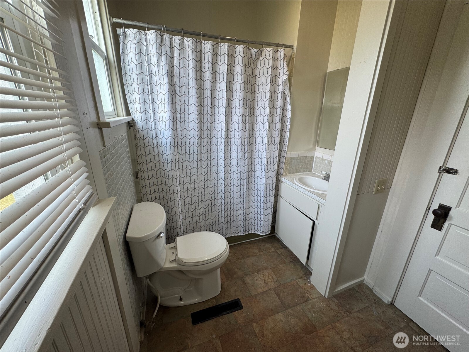 2573180 Property Photo 18