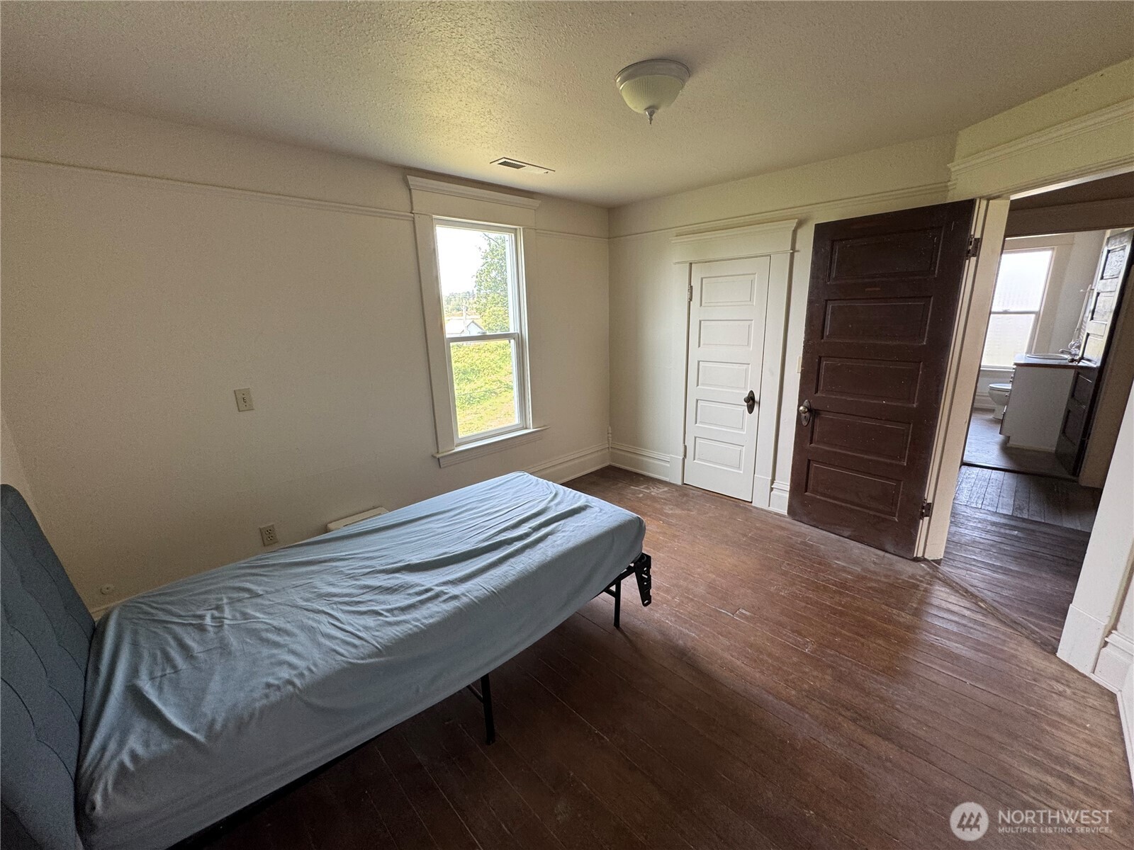 2573180 Property Photo 24