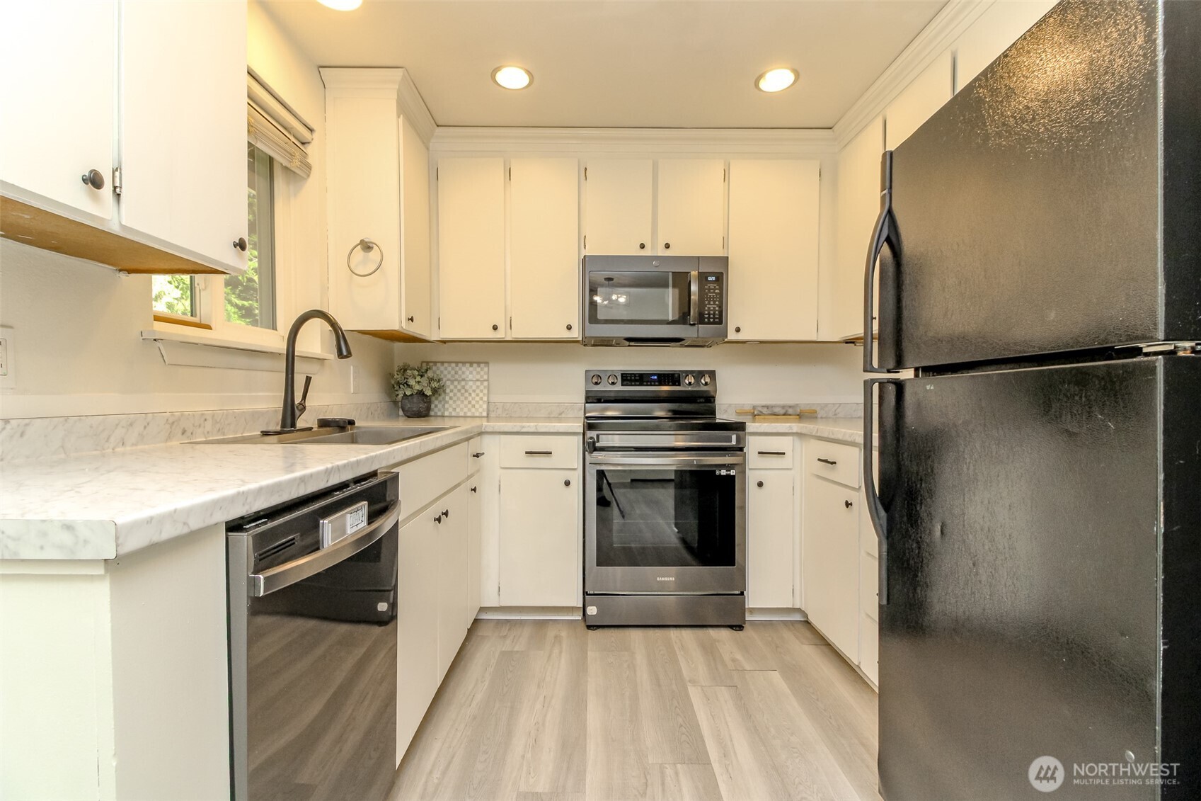 24410 Terrace Pl Property Photo 11