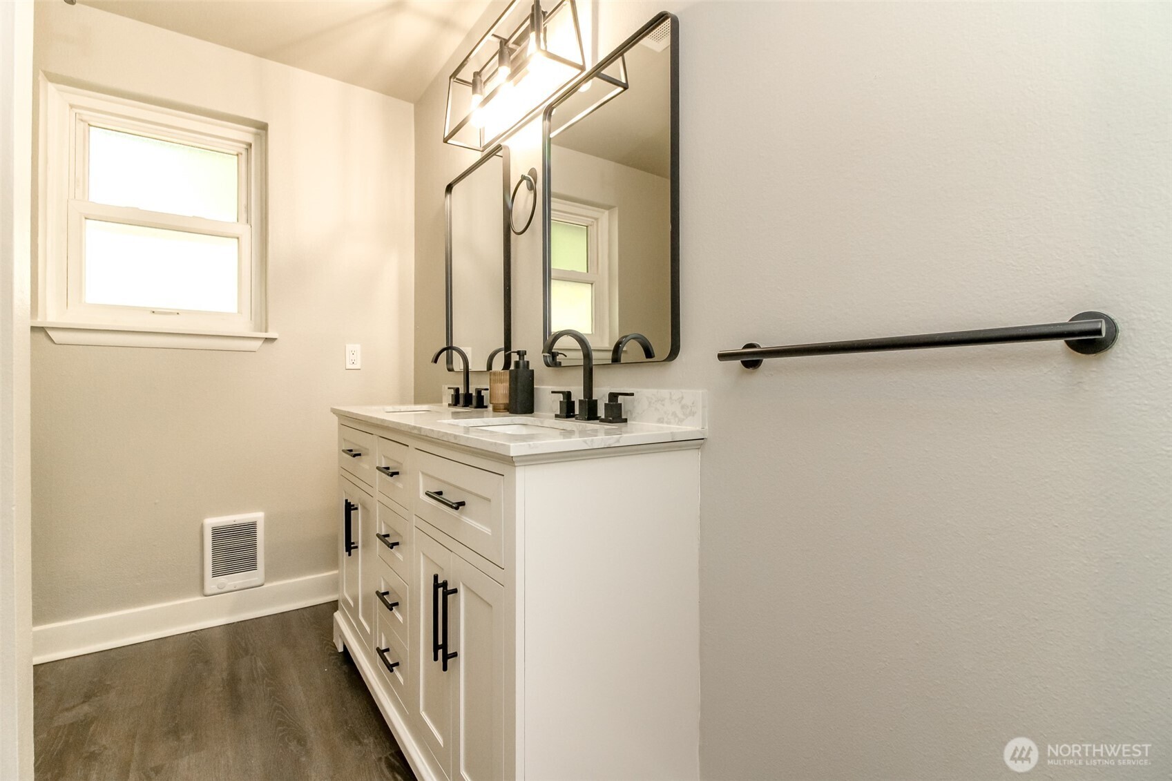 24410 Terrace Pl Property Photo 14