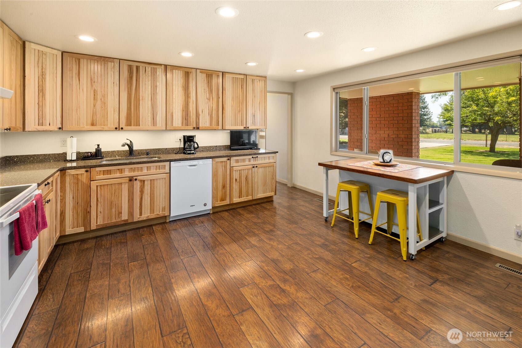 220 E Willis Road Property Photo 13