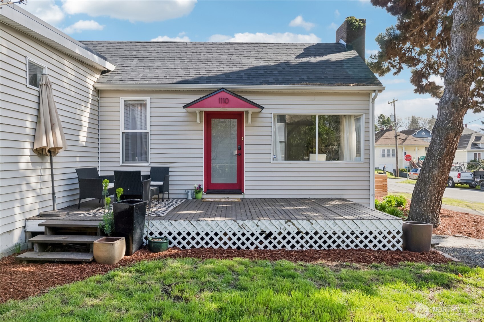 1110 S Bennett Street Property Photo 3