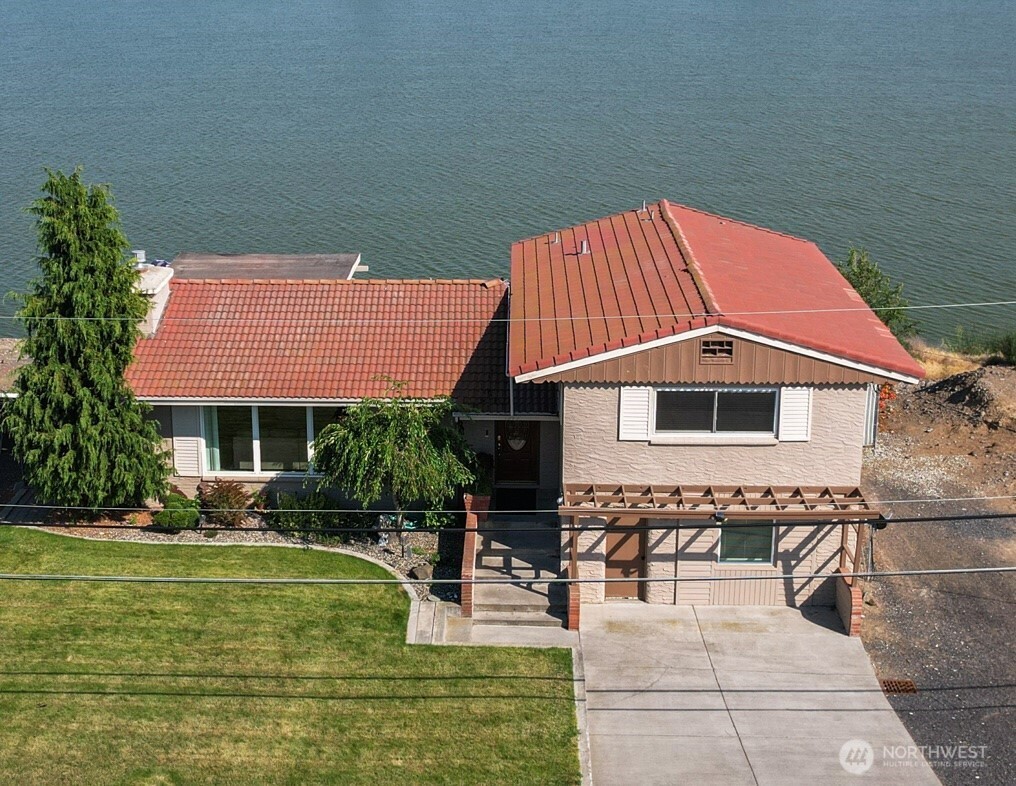 1345 W Lakeside Drive Property Photo 1
