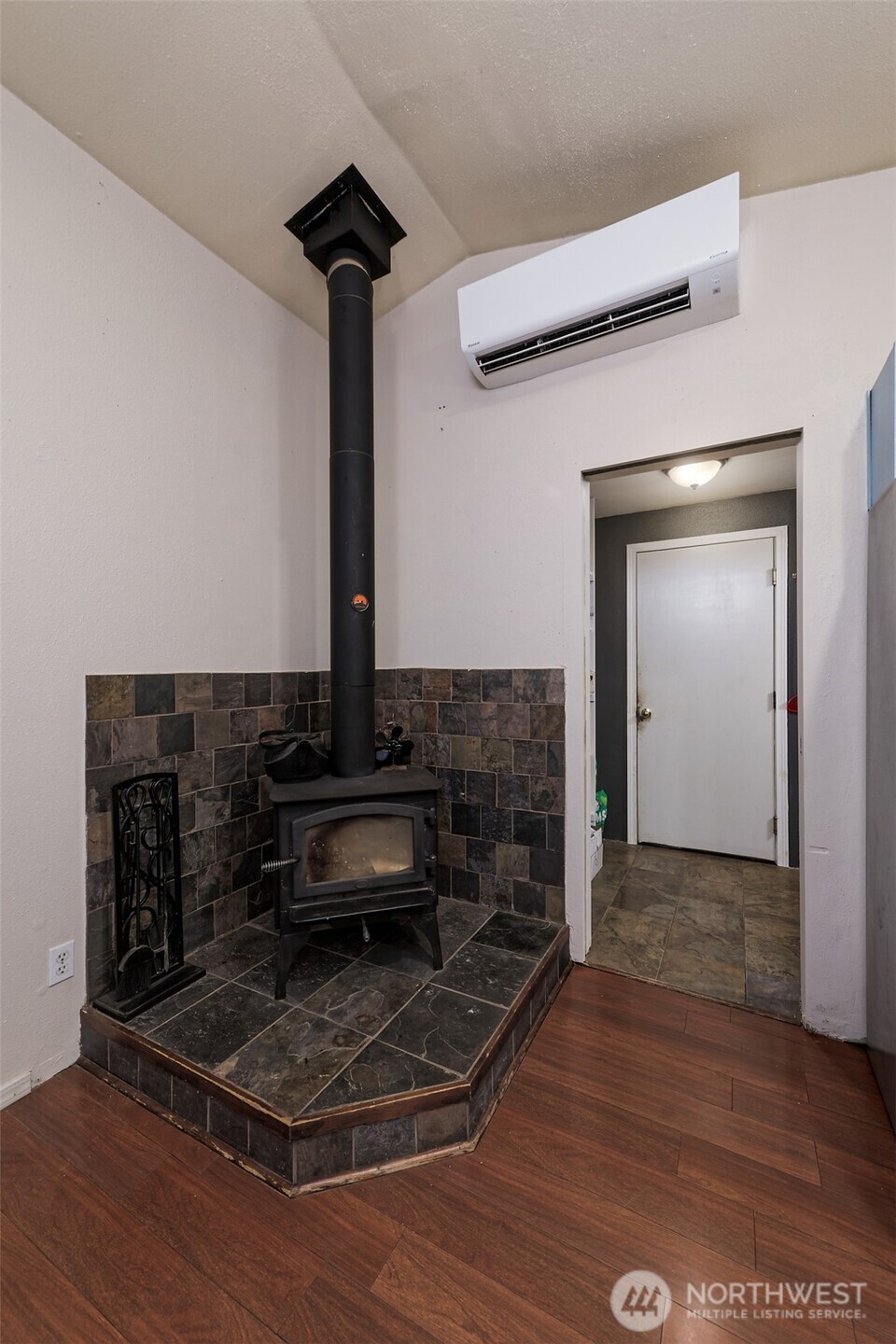 60 Ne Riverhill Lane Property Photo 9
