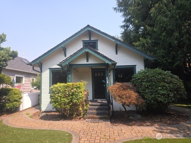 1611 Oakes Avenue Property Photo 1