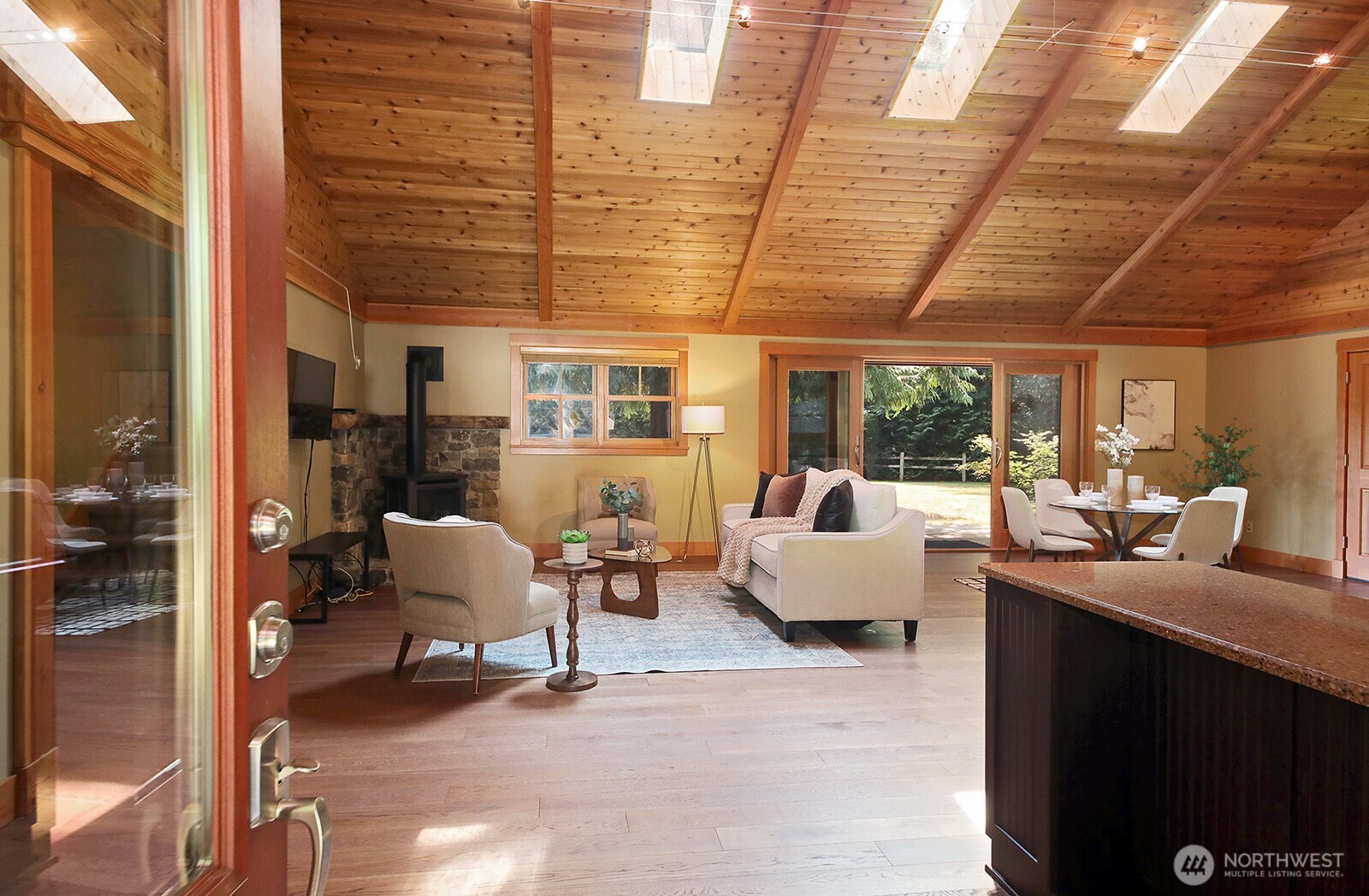 1052 Woodside Lane Property Photo 4