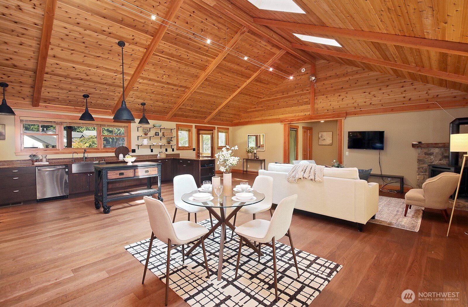 1052 Woodside Lane Property Photo 8