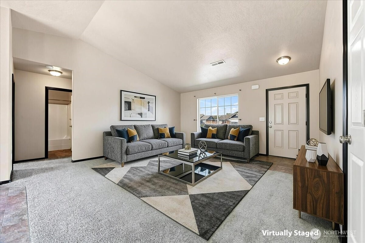 462 E 15th Place Property Photo 2