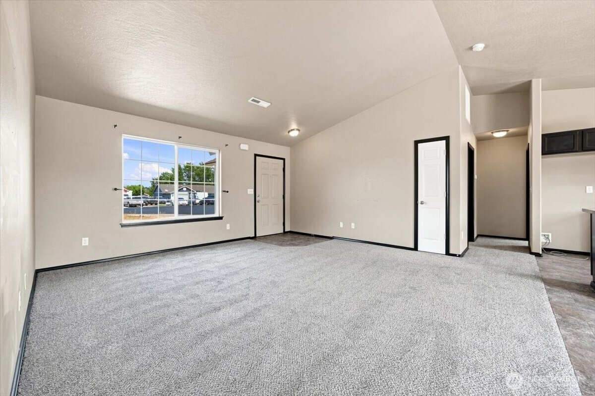 462 E 15th Place Property Photo 3