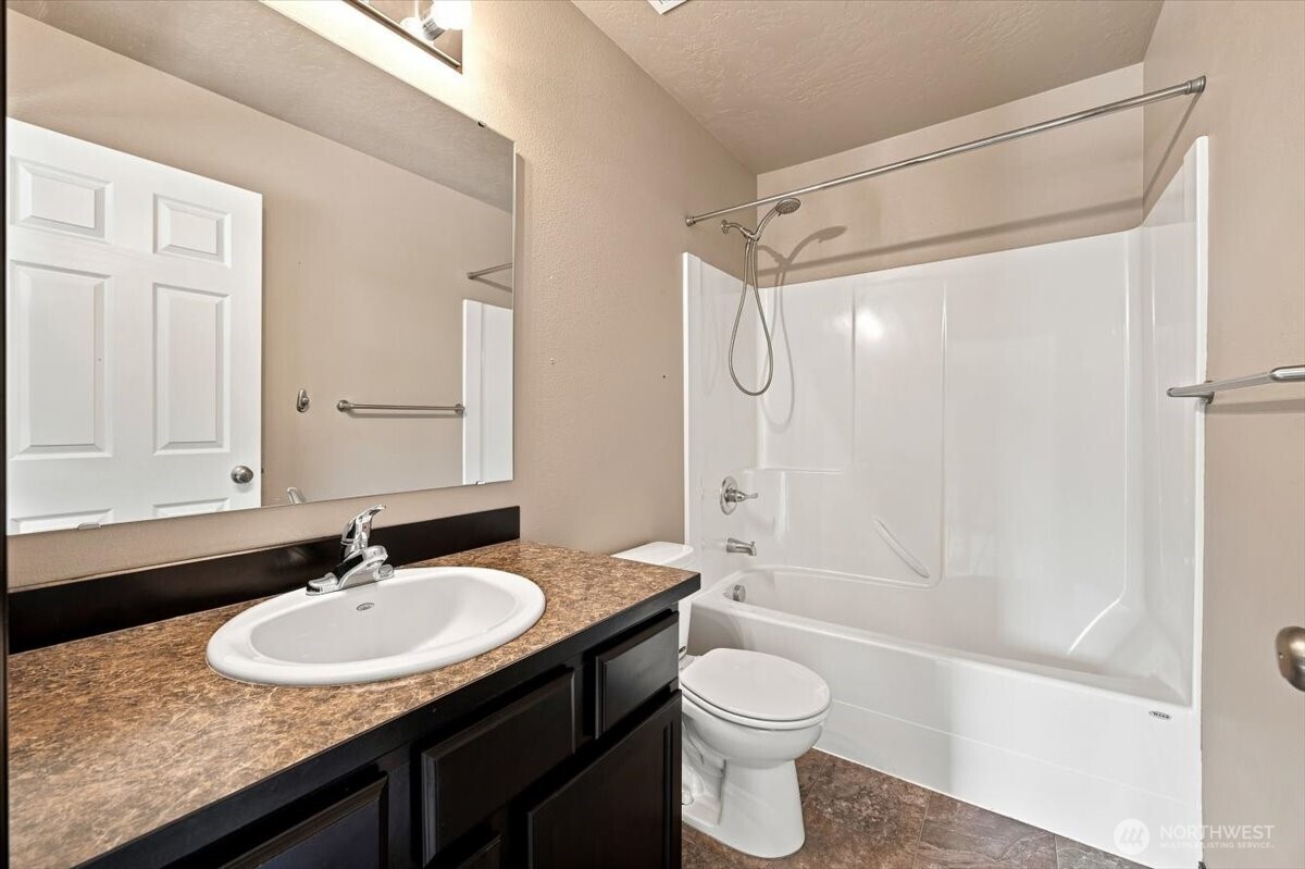 462 E 15th Place Property Photo 13