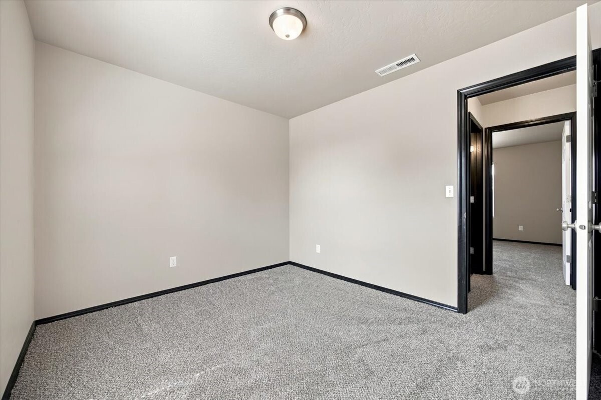 462 E 15th Place Property Photo 14