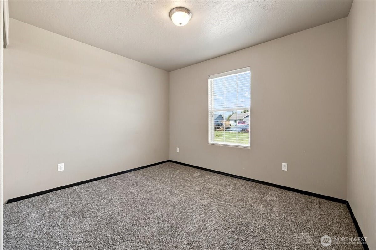 462 E 15th Place Property Photo 15