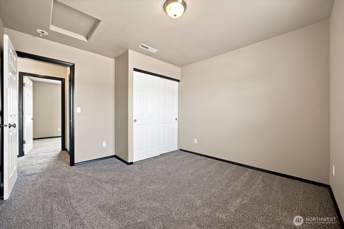 462 E 15th Place Property Photo 16