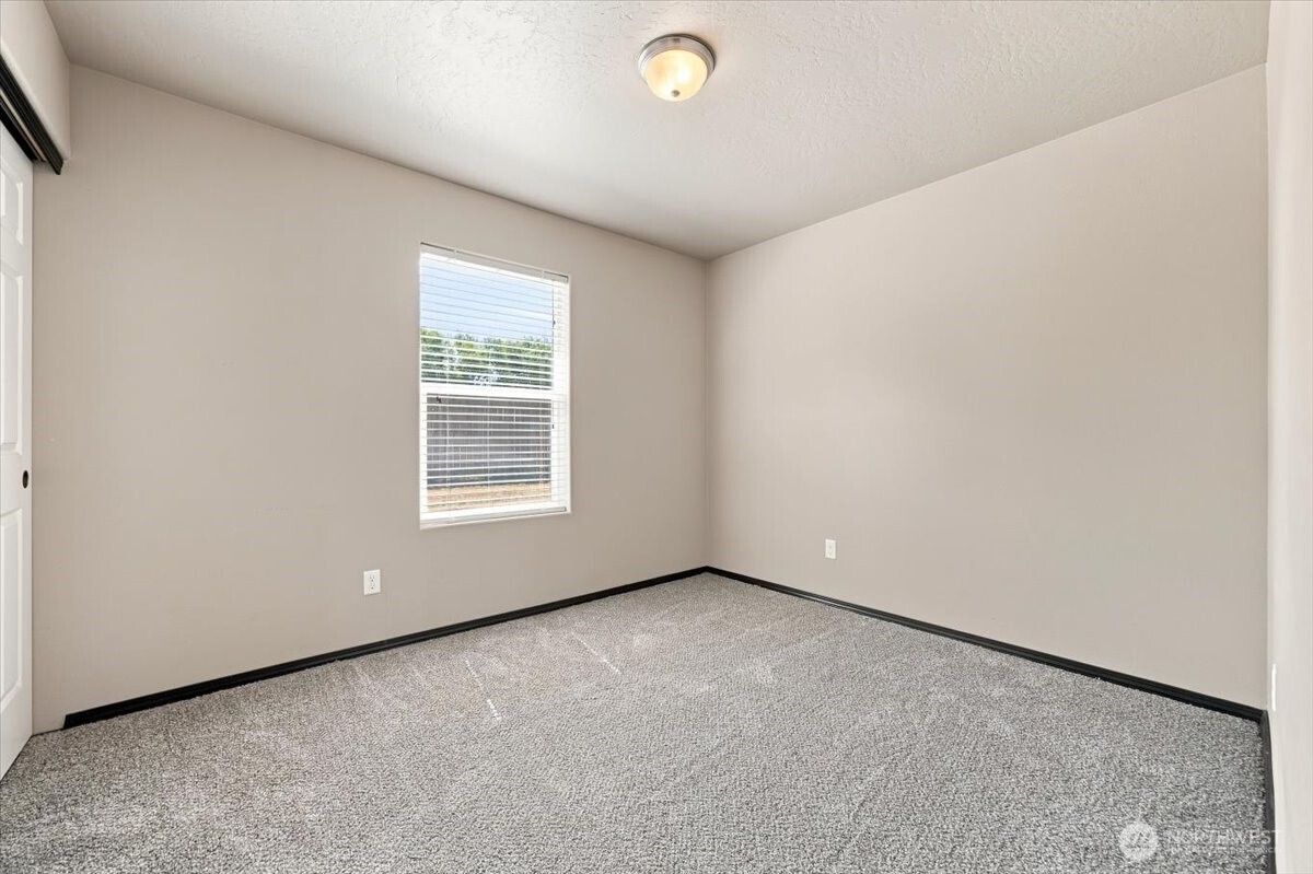 462 E 15th Place Property Photo 17