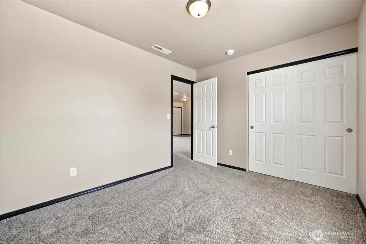 462 E 15th Place Property Photo 18