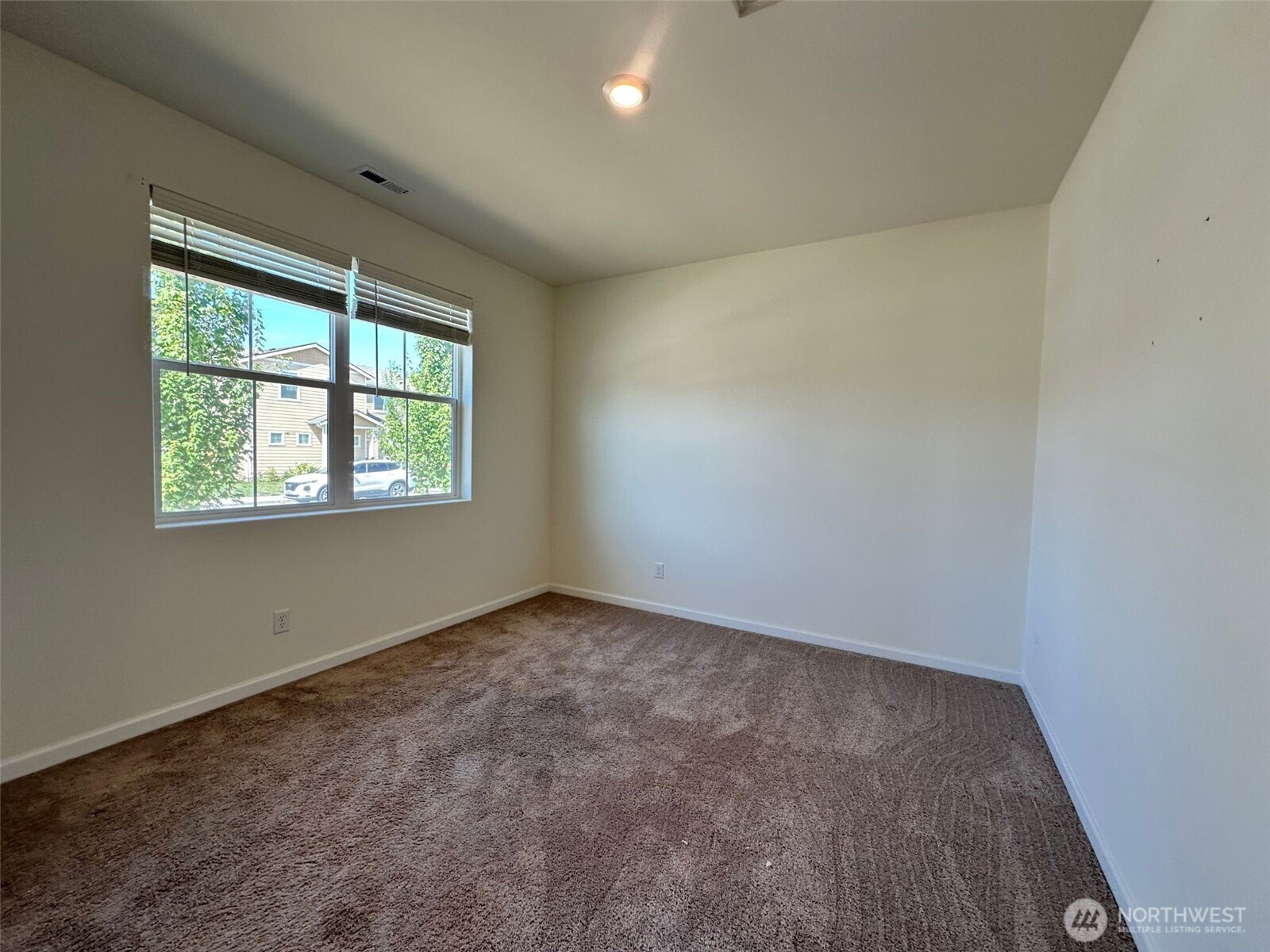 6319 121st Ave E Property Photo 4
