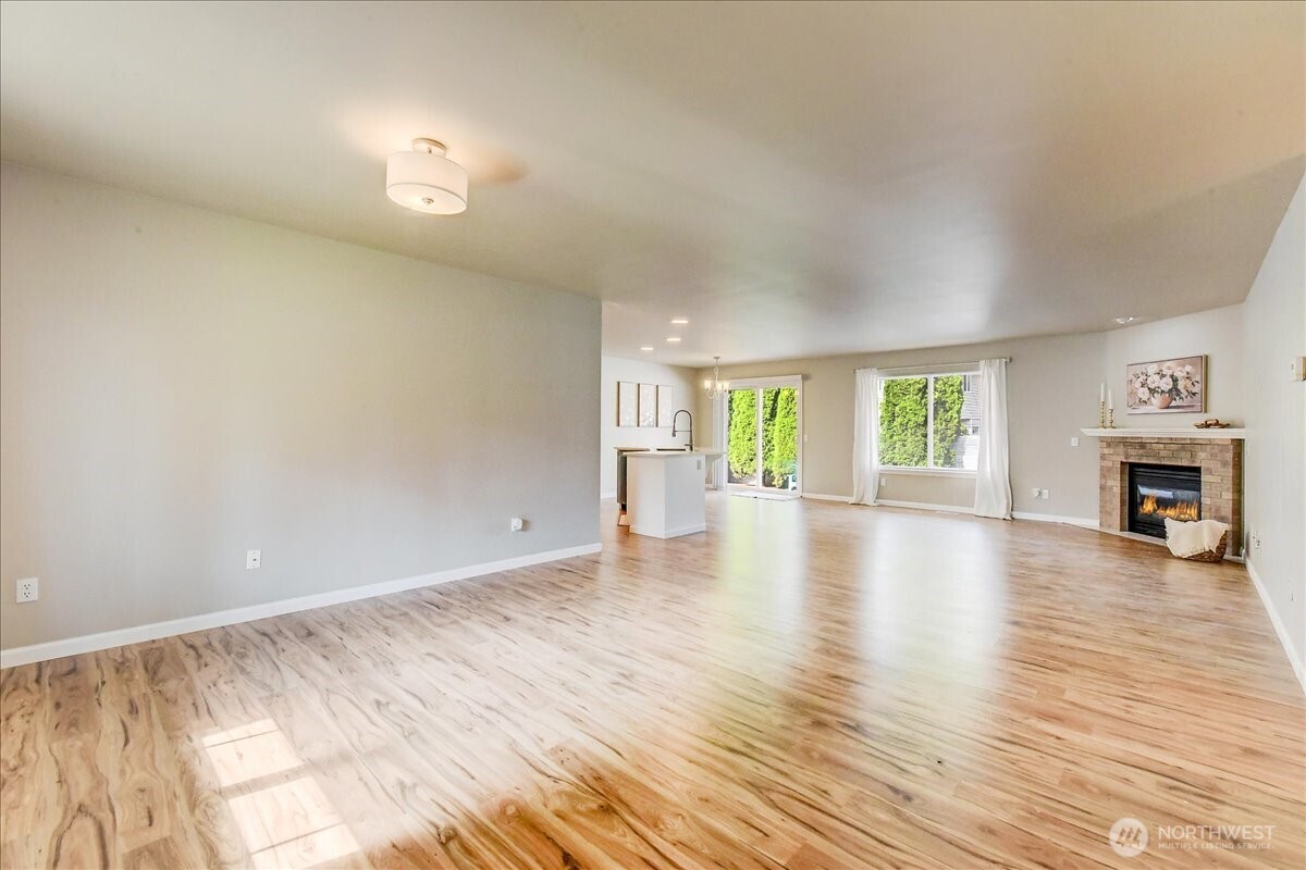 15512 3rd Place Property Photo 5