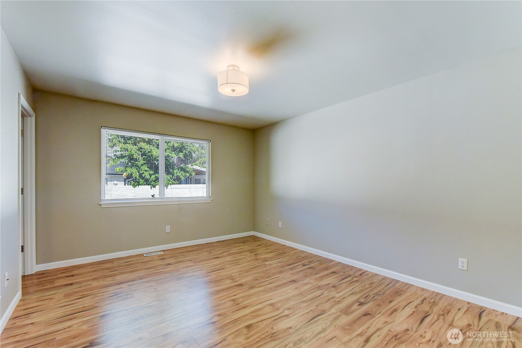 15512 3rd Place Property Photo 14