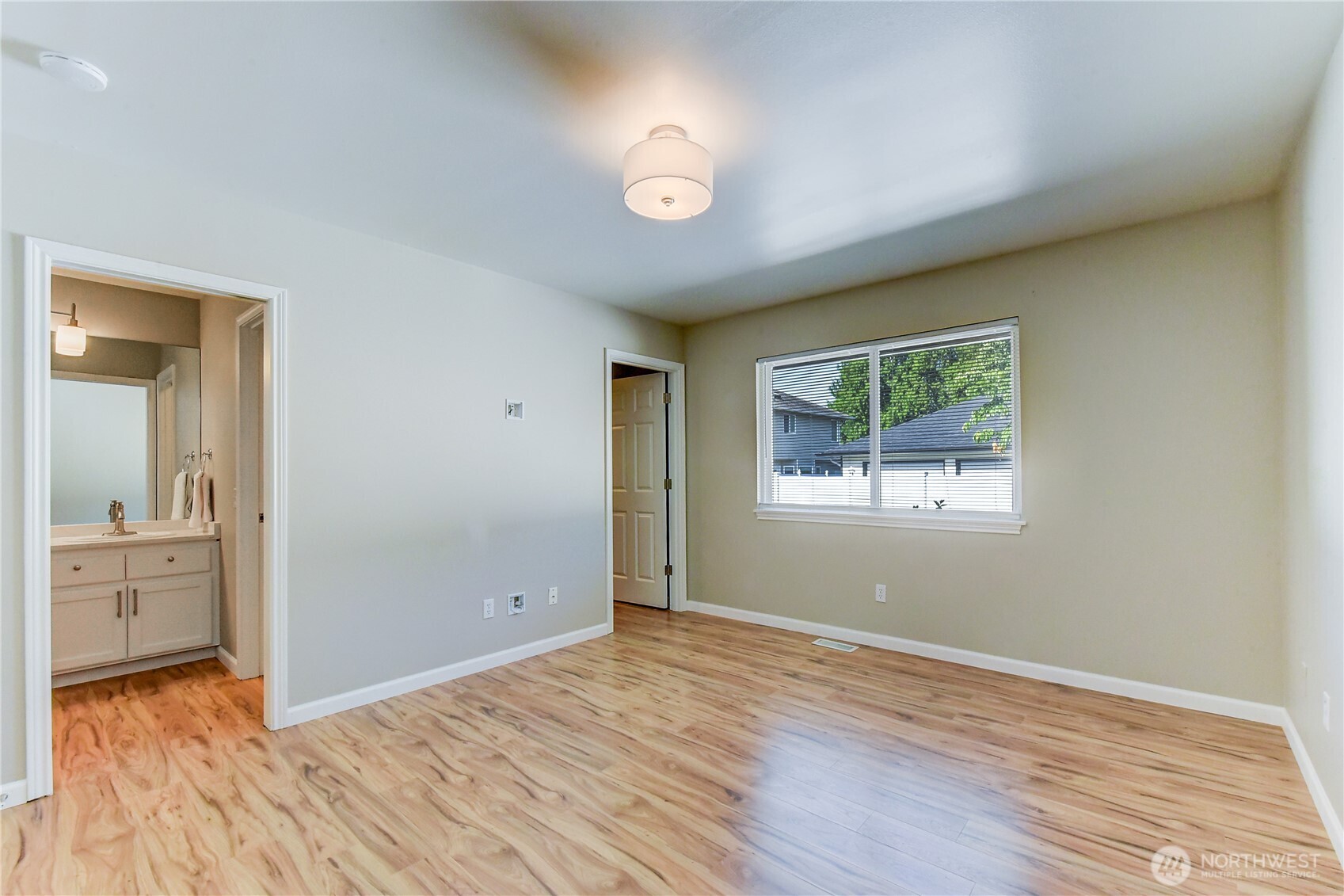15512 3rd Place Property Photo 15