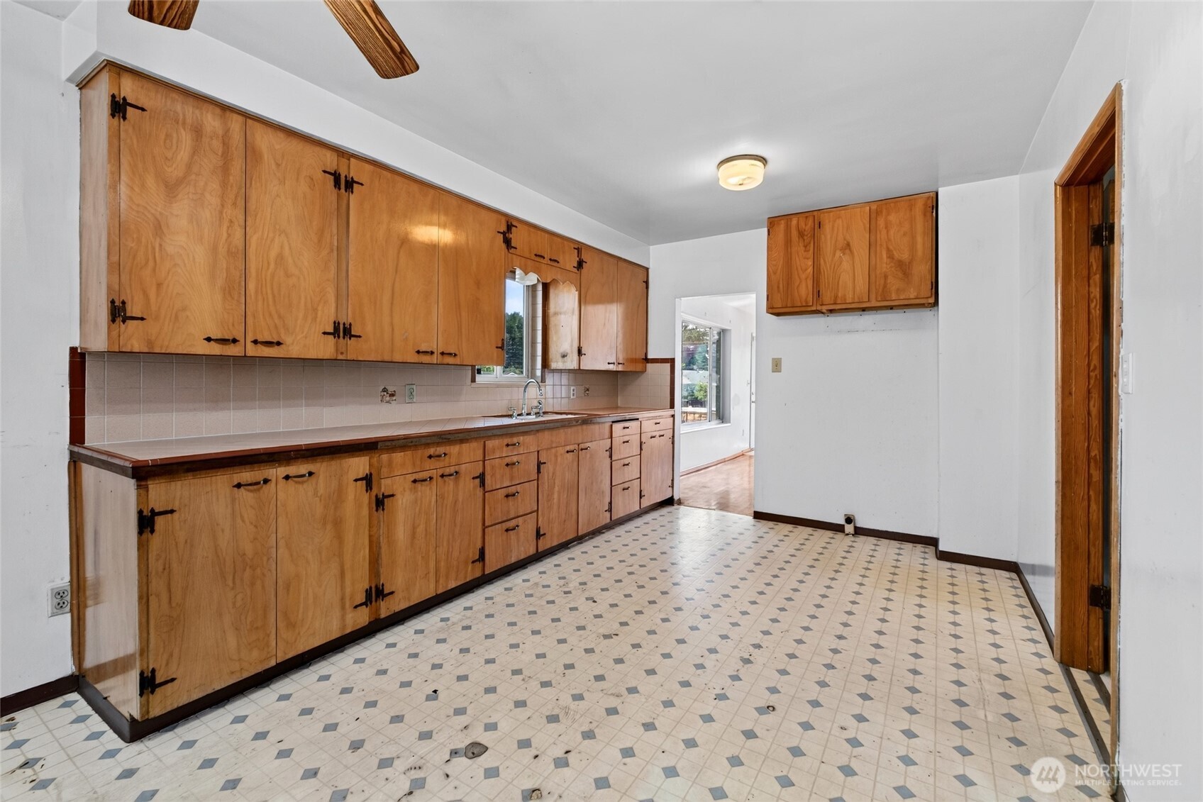 1323 E 56th Street Property Photo 6
