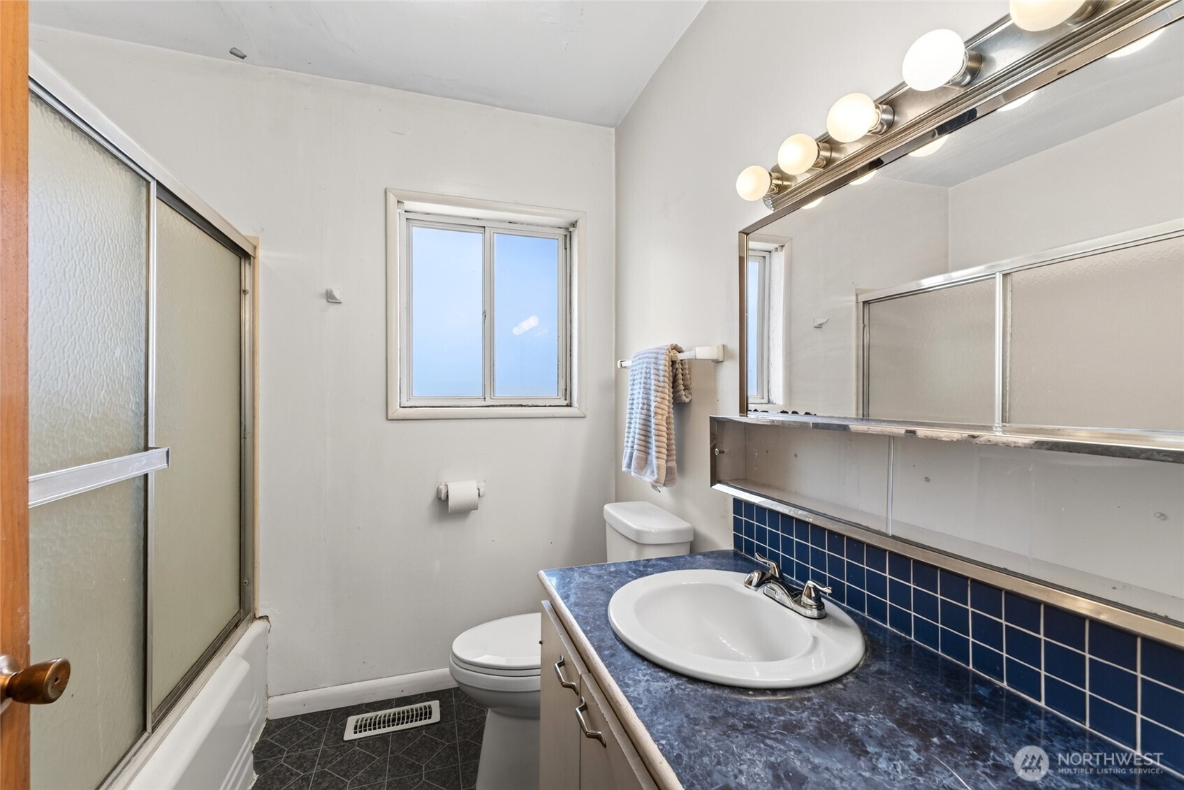 1323 E 56th Street Property Photo 14